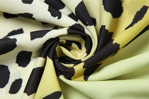Gros plan sur un tissu imprimé léopard avec texture côtelée et maille douce
