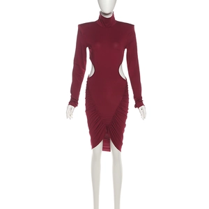 Détail de la robe moulante bordeaux avec découpes latérales et tissu froncé chic