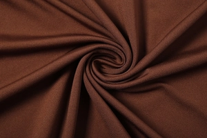 Gros plan sur un tissu en maille côtelée marron chocolat avec texture et éclat