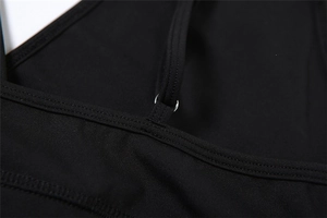 Détail de l'ensemble de yoga noir montrant les doubles coutures et anneaux de sangle