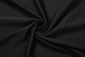 Gros plan de la texture du tissu en maille noire montrant la douceur et le drapé