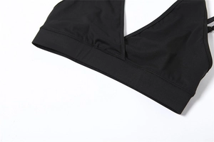 Détail d'un soutien-gorge de sport noir avec col en V et bande élastique de maintien