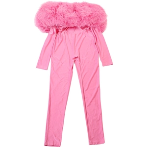 Détail d'une combinaison rose à manches longues avec col en fausse fourrure luxueuse