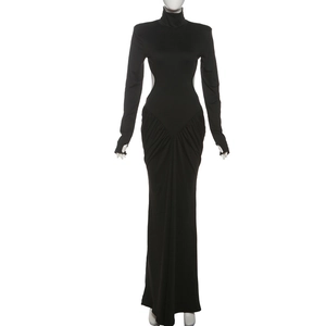 Détail de robe longue noire avec découpes à la taille et fronces centrales drapées