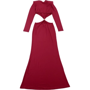 Détail de la robe bordeaux avec découpe à la taille, anneau doré et épaulettes chic