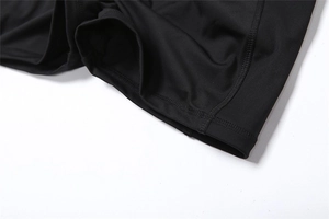 Détail du short de yoga noir montrant les coutures plates et le tissu élastique de qualité