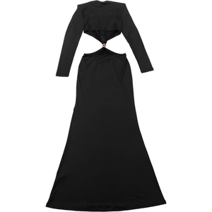 Détail de la découpe à la taille avec anneau doré sur robe longue noire à manches longues