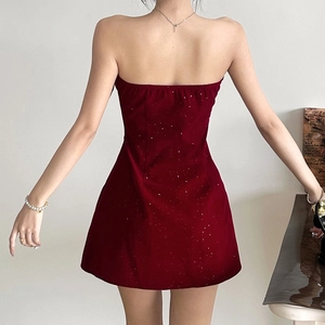 Vue détaillée du dos d'une robe bustier en velours bordeaux à paillettes scintillantes
