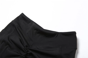 Détail du short de yoga taille haute en V avec effet froncé en tissu élastique noir