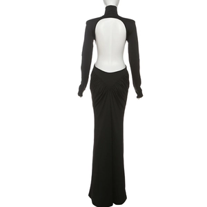 Vue arrière d'une robe longue noire à col montant avec dos nu profond et détails drapés chic
