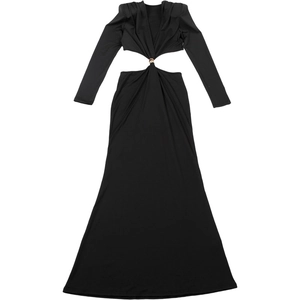 Détails d'une robe noire à manches longues avec découpes à la taille et boucle en métal
