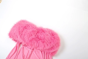 Détail d'une combinaison rose à épaules dénudées avec col en fausse fourrure et tissu élastique
