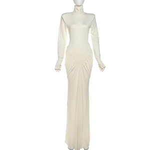 Détail d'une robe maxi blanc cassé avec col montant et plissage en V à la taille