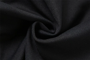 Gros plan sur la texture tricotée noire d'un ensemble de yoga haute qualité