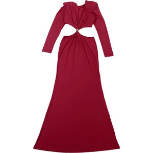 Détail de robe longue bordeaux avec découpe latérale, anneau en métal et taille froncée