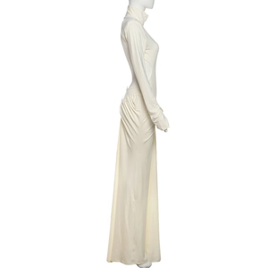 Détail de la robe longue dos nu crème avec col montant et texture froncée latérale