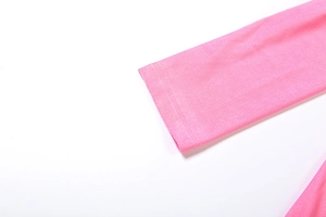 Détail du poignet rose à manches longues montrant les coutures doubles et la texture du tissu