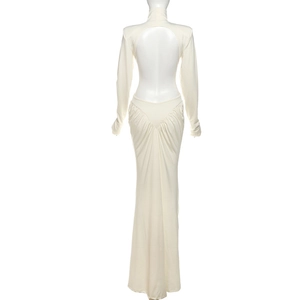 Vue détaillée du dos d'une robe maxi dos nu moulante avec des détails froncés élégants