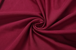 Gros plan sur la texture du tissu en maille côtelée bordeaux avec rayures élastiques
