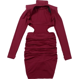 Détail de la robe moulante bordeaux avec plis froncés et dos nu élégant