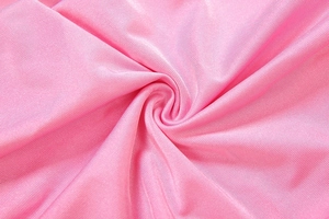 Détail du tissu en maille rose texturé avec un lustre doux et un motif côtelé horizontal