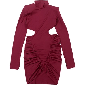 Détail d'une robe bordeaux à manches longues avec découpes à la taille et détails froncés