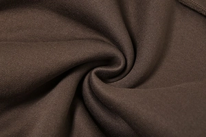 Detailaufnahme von dunkelbraunem Strickstoff mit feiner Struktur für Damenanzüge