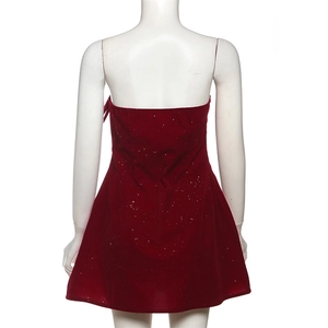 Détail macro du tissu en velours à paillettes rouge foncé au dos de la robe bustier
