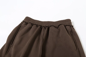 Detail einer tiefbraunen Freizeithose mit elastischem Rüschenbund und seitlichen Taschen