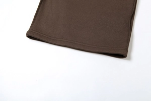 Detailaufnahme der dunkelbraunen Ärmelbündchen mit hochwertiger Doppelnadel-Nähtechnik