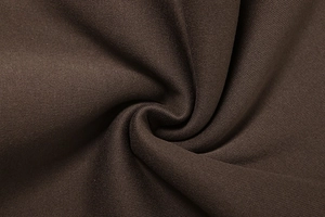 Detailansicht der dunkelbraunen Strickstofftextur mit eleganten Falten und Textur