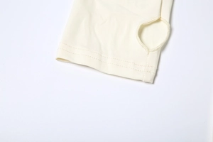 Détail du poignet avec trou pour le pouce et coutures à double aiguille sur la manche