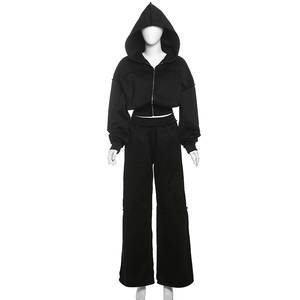 Vorderansicht von schwarzem Kurz-Hoodie mit Reißverschluss und weiter Hose auf Schaufensterpuppe