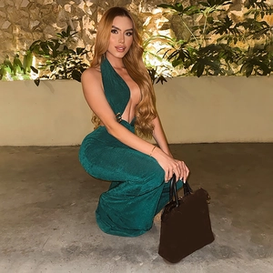 Détail d'une combinaison à sequins vert émeraude avec dos nu et décolleté plongeant