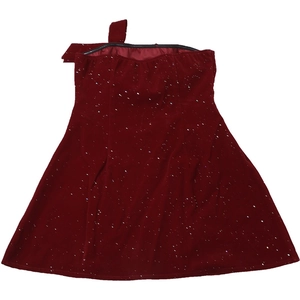 Détail de la robe bustier en velours bordeaux avec paillettes et bordure noire