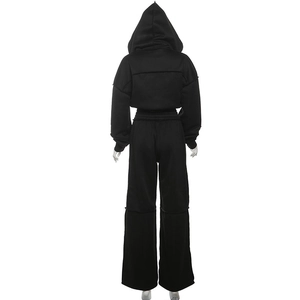 Rückansicht eines schwarzen zweiteiligen Trainingsanzugs mit Kapuzenpullover und Hose