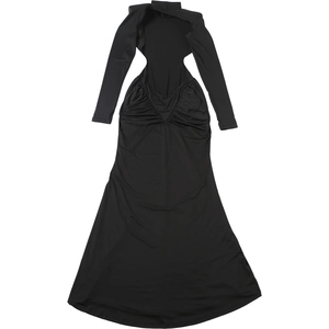 Détail d'une robe maxi dos nu à col montant avec découpe élégante et fronces en noir