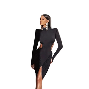 Robe courte noire dos nu avec épaulettes et détails froncés élégants