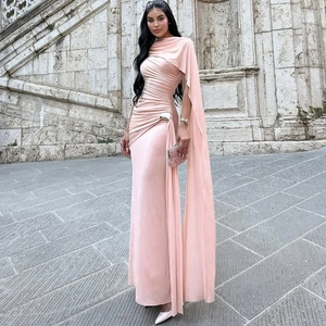 Détail de la robe longue plissée rose clair à une épaule avec boucle argentée et rubans longs