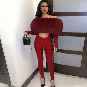 Combinaison moulante rouge foncé avec col en fourrure et découpe taille pour femme