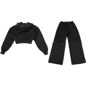 Flachbildansicht eines schwarzen Zweiteilers mit kurzem Kapuzenpulli und weiter Hose