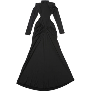 Détails d'une robe noire à col montant avec découpes à la taille et jupe plissée fluide