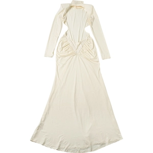 Détail d'une robe longue blanc crème avec col montant et découpes sexy dans le dos
