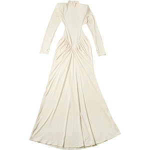 Détail d'une robe longue blanc crème à manches longues avec découpes à la taille