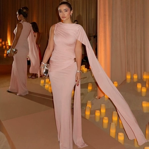 Détail d'une robe rose à une épaule avec drapé asymétrique et plis élégants raffinés
