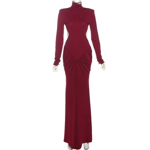 Détail de la robe longue bordeaux à col montant avec découpes et fronces à la taille