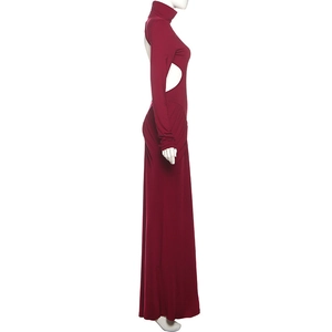 Détail d'une robe longue bordeaux à manches longues avec découpe latérale et dos nu