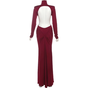 Détail de la robe maxi bordeaux avec dos nu découpé et fronces élégantes sur le fessier