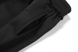 Detailaufnahme des elastischen Bundes und der Seitentaschen an der schwarzen Jogginghose