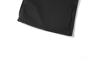 Detailaufnahme von dichtem schwarzem Strickstoff mit ordentlicher Doppelpunkt-Saumverarbeitung